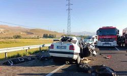İki araç kafa kafaya çarpıştı: 4 Can kaybı
