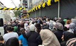 Sultangazi'de İndirim İzdihamı: Kepenkler Yumruklandı