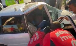 Otomobilde sıkışan yaralıyı itfaiye erleri kurtardı