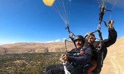 Adilcevaz semalarında yamaç paraşütü heyecanı