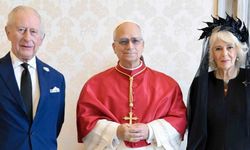 Kral Charles ve Papa Leo’dan Karşılıklı Jestler