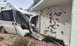 Mardin'de Mucur Kamyonu Minibüsü Hurdaya Çevirdi