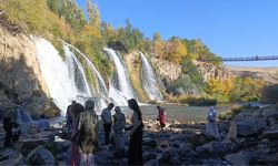 Muradiye Şelalesi Sonbaharda Ziyaretçi Akınına Uğruyor