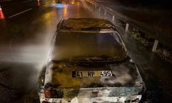 TEM’de seyir halindeki otomobil alev alev yandı