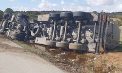 Tır Yan Yattı: Sürücü Yaralı Olarak Hastaneye Kaldırıldı