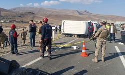 Ağrı’da otomobil minibüsle çarpıştı: 1 ölü, 2 ağır yaralı
