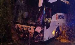 Alanya'da Şehirlerarası Yolcu Otobüsü Refüje Çıktı, 3 Kişi Yaralı