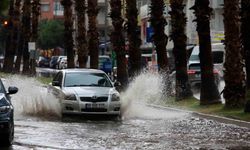 Antalya'da Öğle Saatlerinde Yağmur