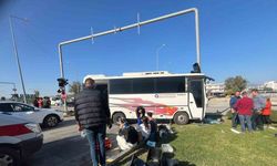 Antalya'da Şehir İçi Midibüsle Otomobil Çarpıştı, 4 Yaralı