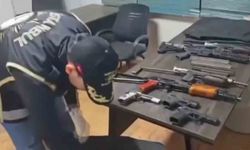 Suç Liderinin Pankartıyla Fotoğraf Çekenlere Baskın