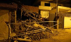 Balıkesir Edremit'te Metruk Bina Gürültüyle Çöktü