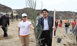 Dede ve Torun El Ele: Yanan Ormana Umut Fidanları Dikildi