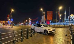 Direksiyon Başında Uyuyan Sürücü Bariyerlere Girdi!