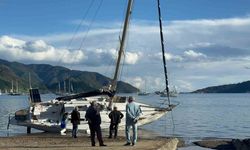 Fırtınada karaya vuran yelkenliler kaldırılıyor