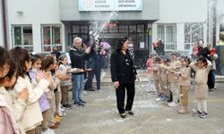 Öğrencilerden Sürpriz Veda Şarkısı