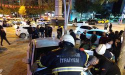 Otomobil, iş yeri merdivenine çarptı: 4 yaralı