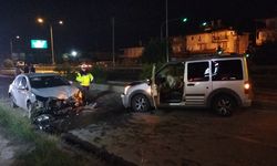 Otomobil Refüje Çarptı, Karşı Şeritte Kamyonetle Çarpıştı