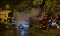 Park Halindeki İki Araç Alev Aldı