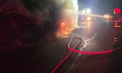 Salça Yüklü TIR’ın Dorsesi Alevlere Teslim Oldu