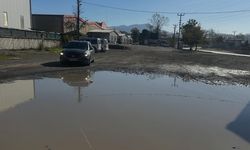 Yol gölete döndü, vatandaşın çilesi bitmiyor