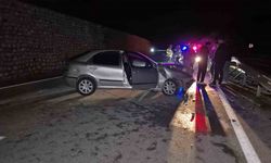 Otomobil Bariyerlere Çarptı: 4 Kişi Yaralandı