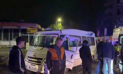 Yolcu minibüsü ile cip çarpıştı: 3 yaralı