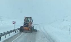 Karayolları ekipleri, karla mücadele çalışması yaptı