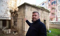 Ağaç Köklerinin Tahrip Ettiği Kesik Baş Baba Türbesi Yıkılmayı Bekliyor