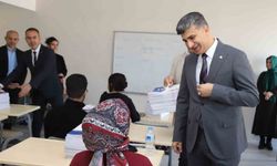 Akdeniz Belediyesi Gençlere Ücretsiz Kaynak Dağıttı