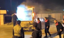 Yanmaya Başlayan Çöp Kamyonu İtfaiye Kapısına Dayandı