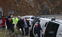 Yolcu Minibüsü Kaygan Yolda Kontrolden Çıktı: 7 Yaralı