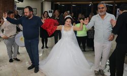 Ezgi, Beyaz Gelinliğiyle Pastasını Kesti, Gönlünce Eğlendi