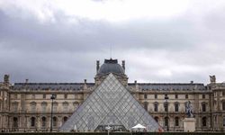 Louvre Müzesi'nde Su Baskını Nadir Kitapları Hasarladı