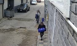 Şaşırtan Hırsızlık: İki Çocuk Apartman Önünden Damacana Çaldı
