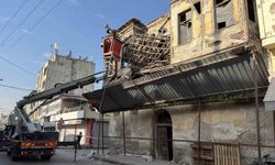 Adana’da Tarihi Binanın Çatısı Çöktü: Yol Trafiğe Kapatıldı