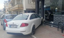 Antalya'da Otomobil Kuaföre Daldı: Müşteri Donakaldı!