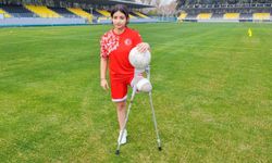 Depremzede Tuğba Futbolla Dirildi: Tek Bacakla Gol Peşinde