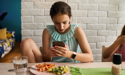 Dijital Ekranlar Çocuklarda Obezite ve Yeme Bozukluklarını Tetikliyor!