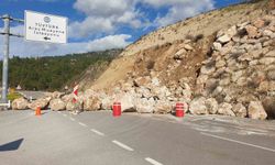 Heyelan Duvarı Yıkıldı Dev Kayalar Yola Saçıldı