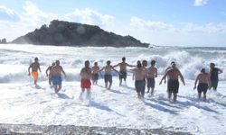 Mersin'de 2026’nın İlk Gününü Denize Girerek Kutladılar