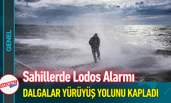 Sahillerde Lodos Alarmı: Dalgalar Yürüyüş Yolunu Kapladı!