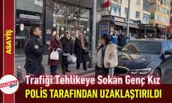 Trafiği Tehlikeye Sokan Genç Kız Polis Tarafından Uzaklaştırıldı!