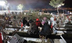 Depremzedeler Sevdiklerinin Mezarı Başında Sabahladı