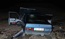 Uşak’ta İki Araç Kafa Kafaya Çarpıştı: Otomobil Tarlaya Uçtu