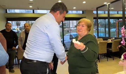 Ceyhan’da Duygusal Buluşma: 27 Yıl Sonra Öğretmenleriyle Kavuştilar