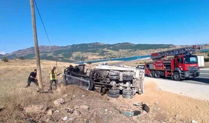 Tunceli’de Freni Patlayan Kamyon Devrildi: Sürücü Araçtan Fırladı