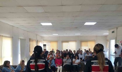 Aksaray Jandarması, çalışan kadınlara KADES eğitimi veriyor