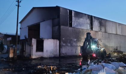 Motosiklette başlayan yangın, işletmeye sıçradı