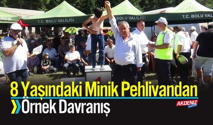 8 Yaşındaki Minik Pehlivandan Örnek Davranış