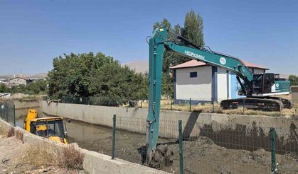 Bitlis’in Tatvan İlçesinde DSİ’den Dere Temizliği Çalışması